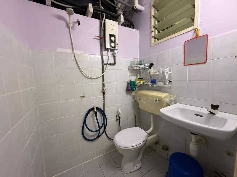 Flat for Sale at Sri Lanang - Daniel Yong - Bathroom - PropertyGuru.com.my