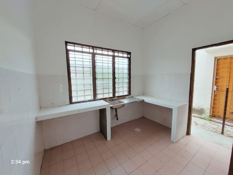 1-storey Terraced House for Sale in Bandar Universiti Seri Iskandar (Bota) - Jane Poh - Kitchen - PropertyGuru.com.my