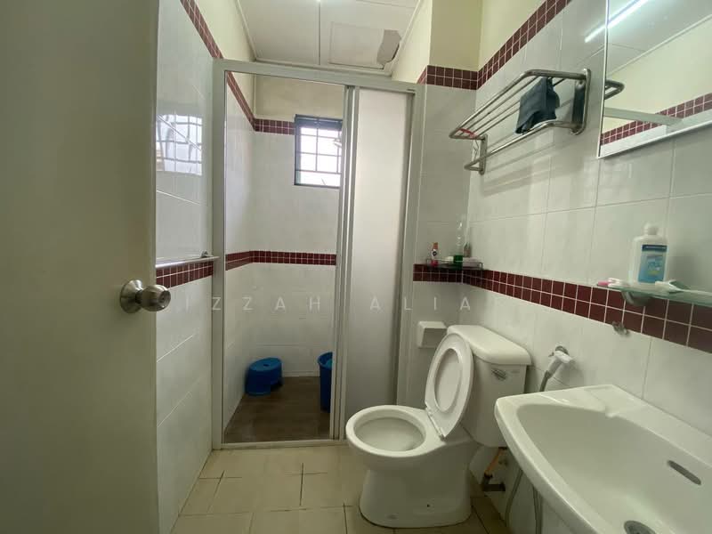 Semi-Detached House for Sale in Bandar Tasik Kesuma (Beranang) - Izzah Alias - Bathroom - PropertyGuru.com.my