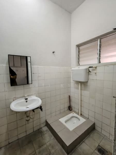 Rumah Teres 2 Tingkat untuk Dijual di Taman Universiti Indah (Seri Kembangan) - Siti Asni - Bathroom - PropertyGuru.com.my