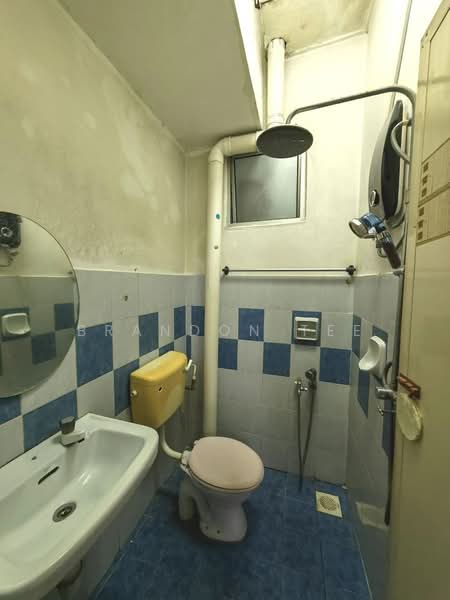 Pangsapuri untuk Dijual di Nusa Bestari Shoplot Apartment - Brandon Tee - Bathroom - PropertyGuru.com.my