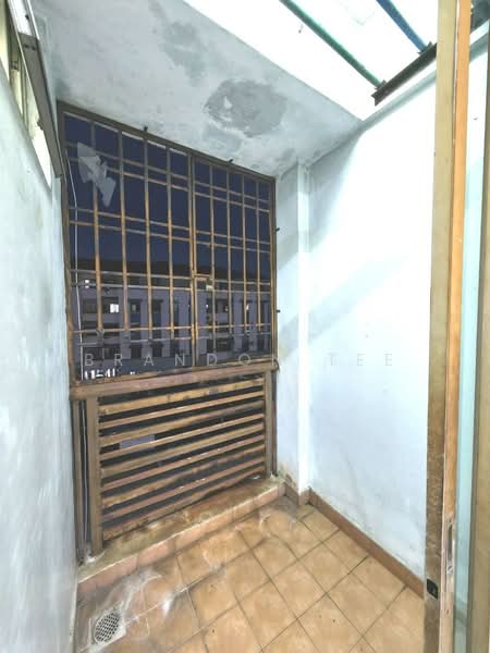 Pangsapuri untuk Dijual di Nusa Bestari Shoplot Apartment - Brandon Tee - Balcony - PropertyGuru.com.my