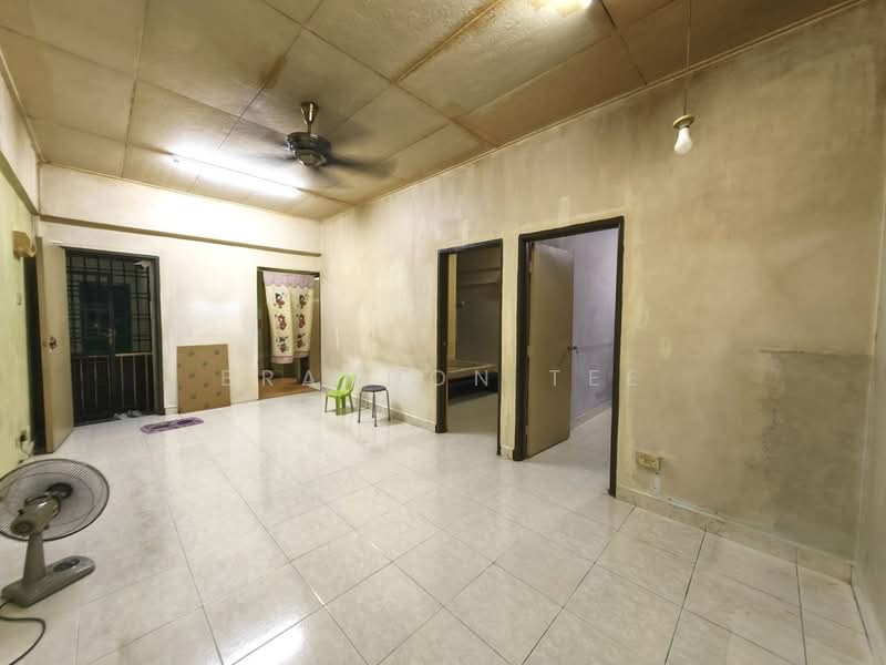 Pangsapuri untuk Dijual di Nusa Bestari Shoplot Apartment - Brandon Tee - Living Room - PropertyGuru.com.my