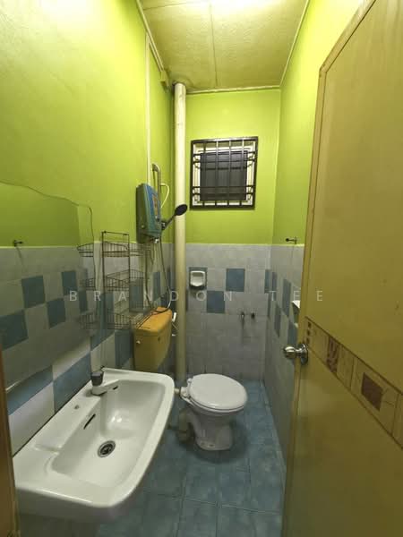 Pangsapuri untuk Dijual di Nusa Bestari Shoplot Apartment - Brandon Tee - Bathroom - PropertyGuru.com.my