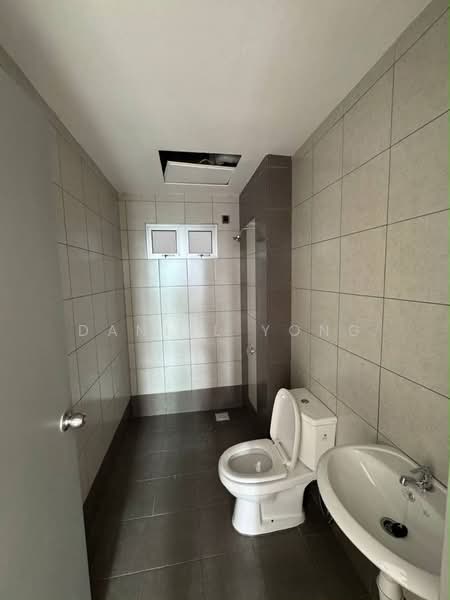 Kediaman Servis untuk Dijual di One 49 Residence - Daniel Yong - Bathroom - PropertyGuru.com.my