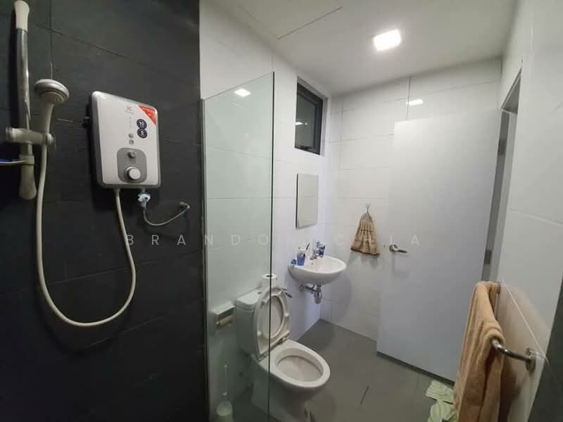 Servis Apartment untuk Disewa di Utropolis Suites 1 - Brandon Chia - Bathroom - PropertyGuru.com.my
