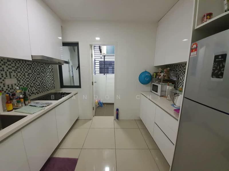 Servis Apartment untuk Disewa di Utropolis Suites 1 - Brandon Chia - Kitchen - PropertyGuru.com.my