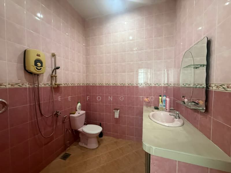 2-storey Terraced House for Sale in Taman Ungku Tun Aminah (Skudai) - Ee Fong Toh - Bathroom - PropertyGuru.com.my