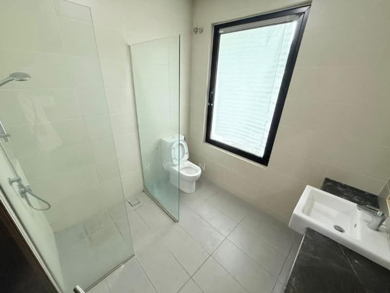 Rumah Teres untuk Dijual di Duta Villa (Setia Alam) - Ryan . - Bathroom - PropertyGuru.com.my