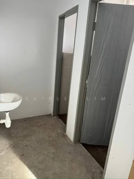 Shop for Rent in Taman Scientex Utama (Senai) - Shirley Lim - Bathroom - PropertyGuru.com.my