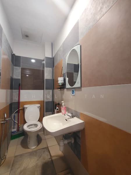 Shop / Office for Rent in Taman Bukit Kuchai (Bandar Kinrara) - Shirley Tan - Bathroom - PropertyGuru.com.my