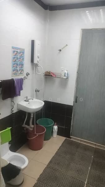 Rumah Teres 2 Tingkat untuk Dijual di Taman Mount Austin (Tebrau) - Sharon Ng - Bathroom - PropertyGuru.com.my