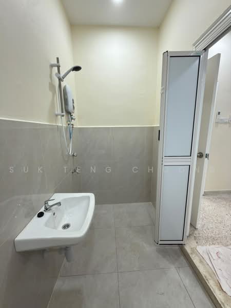 Rumah Flat untuk Disewa di Taman Perling - Suk Teng Choong - Bathroom - PropertyGuru.com.my