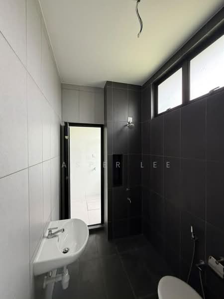 Rumah Teres 2 Tingkat untuk Dijual di Taman Mount Austin (Tebrau) - Kasper Lee - Bathroom - PropertyGuru.com.my