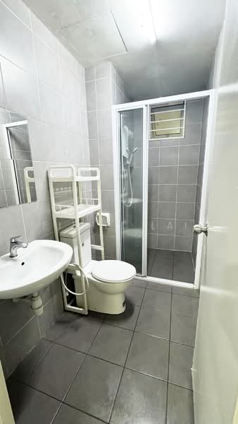 Servis Apartment untuk Disewa di Savanna Executive Suite @ Southville City - Eiffel Lai - Bathroom - PropertyGuru.com.my