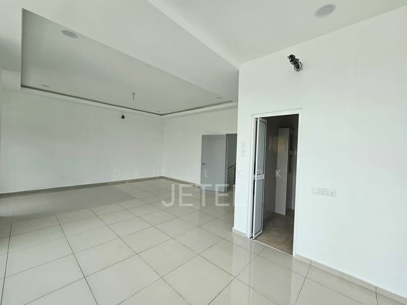 Rumah Berkembar untuk Dijual di Canary Garden (Klang) - Daniel Kok - Living Room - PropertyGuru.com.my