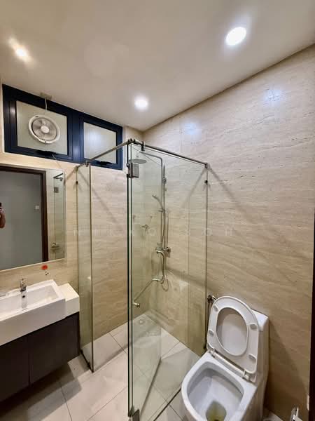 Servis Apartment untuk Disewa di Crescent Bay Suites (Teluk Bayu) - Nikko Soh - Bathroom - PropertyGuru.com.my