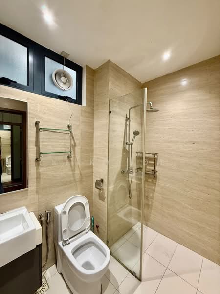 Servis Apartment untuk Disewa di Crescent Bay Suites (Teluk Bayu) - Nikko Soh - Bathroom - PropertyGuru.com.my
