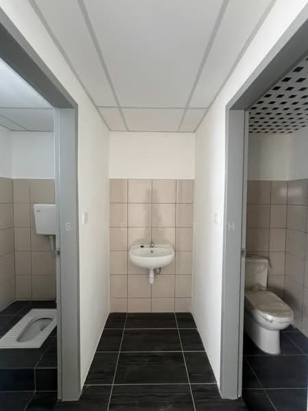 Kedai untuk Disewa di Bandar Primer Kluang (Kluang) - Serene Teh - Bathroom - PropertyGuru.com.my