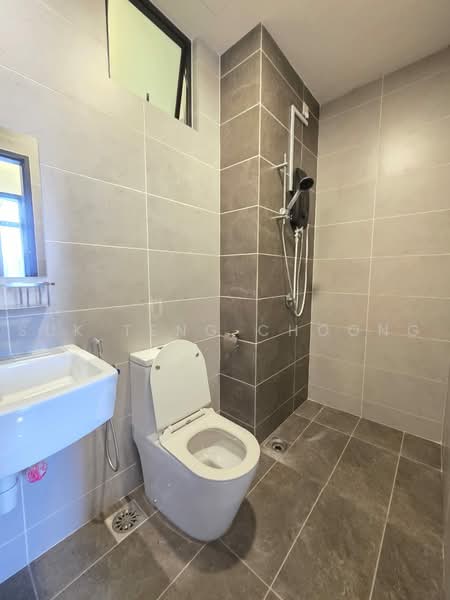 Servis Apartment untuk Disewa di Twin Tower Residence - Suk Teng Choong - Bathroom - PropertyGuru.com.my
