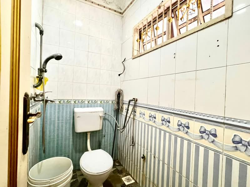 Rumah Banglo untuk Dijual di Taman Bukit Rinting (Masai) - Serene Teh - Bathroom - PropertyGuru.com.my