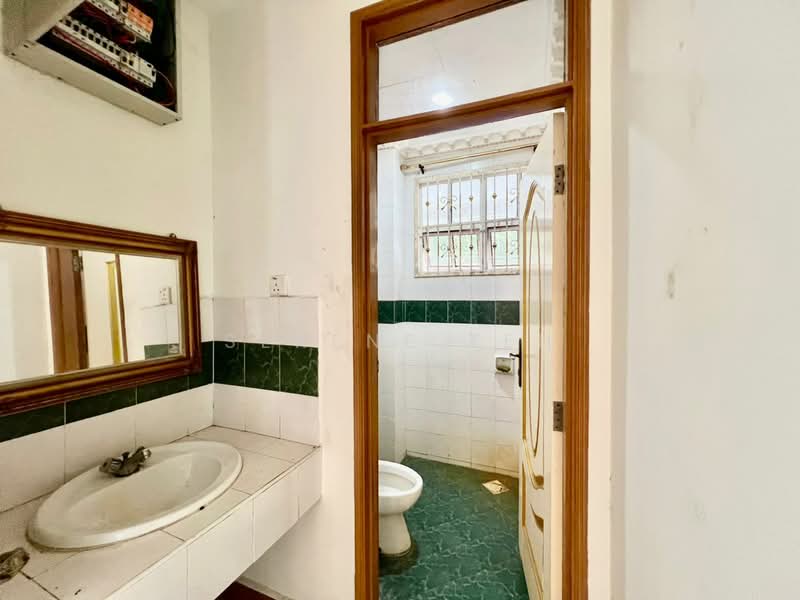 Rumah Banglo untuk Dijual di Taman Bukit Rinting (Masai) - Serene Teh - Bathroom - PropertyGuru.com.my