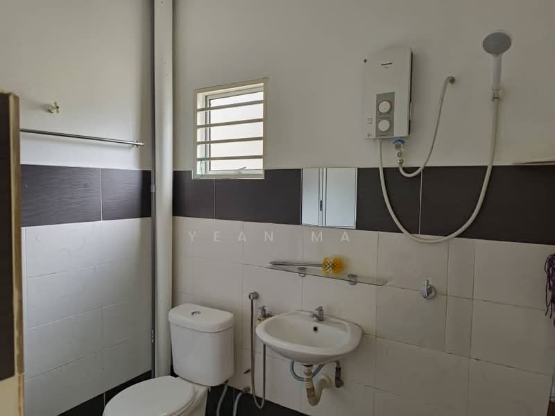 Terraced House for Rent in Bandar Country Homes (Rawang) - Yean Ma - Bathroom - PropertyGuru.com.my