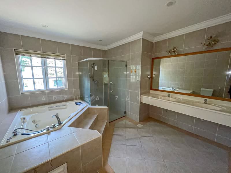 Bungalow for Sale in Perdana Lakeview East (Cyberjaya) - Adzura Zamedin - Bathroom - PropertyGuru.com.my