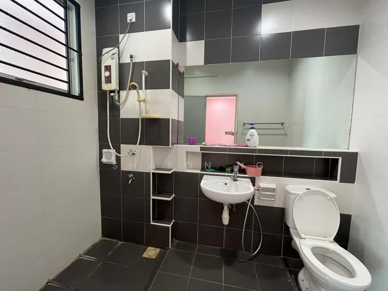 Rumah Teres 2 Tingkat untuk Dijual di Taman Setia Indah (Tebrau) - Sharon Ng - Bathroom - PropertyGuru.com.my