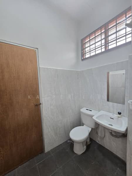 Rumah Teres 2 Tingkat untuk Dijual di Taman Puteri Wangsa (Ulu Tiram) - Kasper Lee - Bathroom - PropertyGuru.com.my