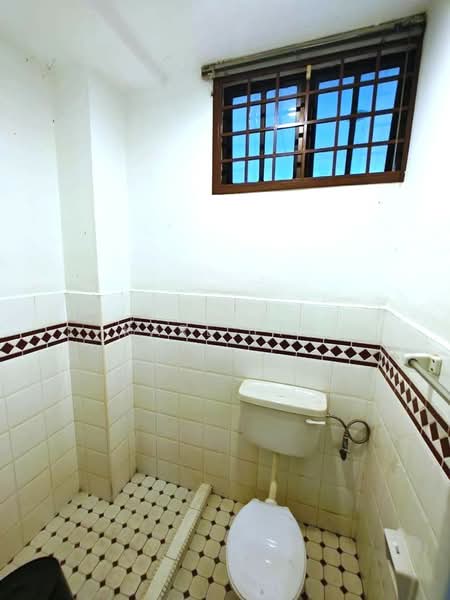 2-storey Terraced House for Sale in Taman Molek (Johor Bahru) - Karl Lim - Bathroom - PropertyGuru.com.my
