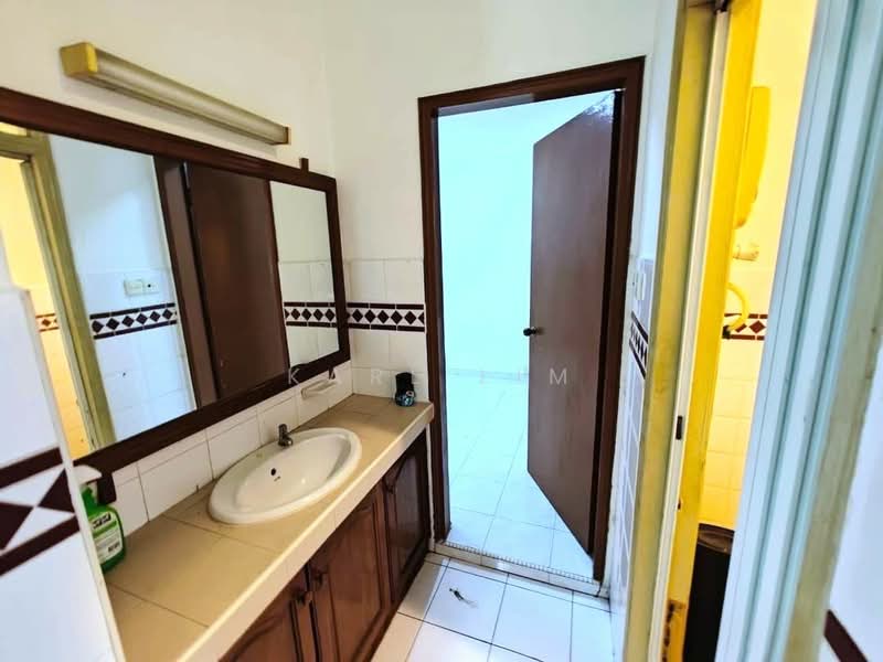 2-storey Terraced House for Sale in Taman Molek (Johor Bahru) - Karl Lim - Bathroom - PropertyGuru.com.my