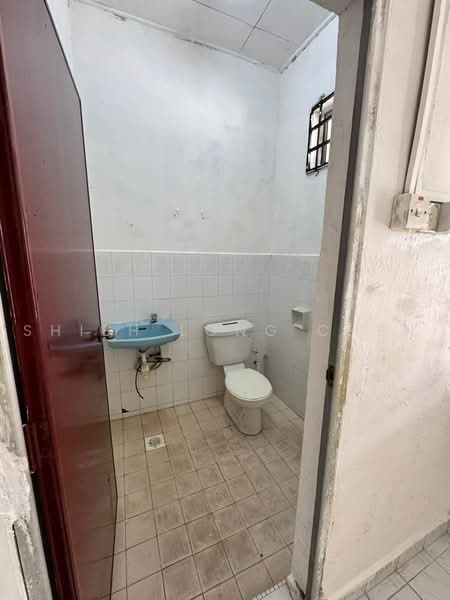 Rumah Teres 1 Tingkat untuk Dijual di Taman Puteri Wangsa (Ulu Tiram) - Shieh Long Chen - Bathroom - PropertyGuru.com.my