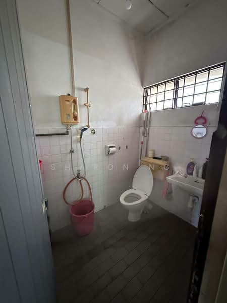 Rumah Teres 2 Tingkat untuk Dijual di Taman Pelangi (Johor Bahru) - Sharon Ng - Bathroom - PropertyGuru.com.my