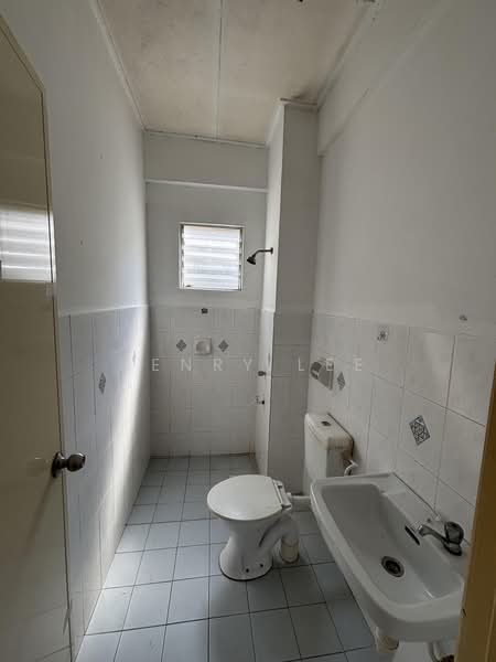 Apartment for Sale at Vista Seri Alam - Henry Lee - Bathroom - PropertyGuru.com.my