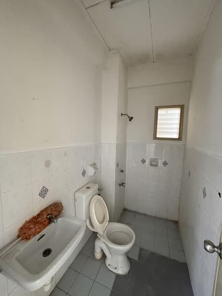 Apartment for Sale at Vista Seri Alam - Henry Lee - Bathroom - PropertyGuru.com.my