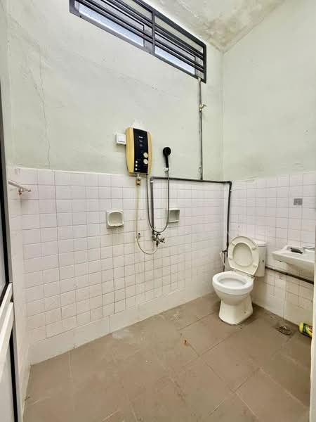 Rumah Teres 2 Tingkat untuk Dijual di Taman Pelangi (Johor Bahru) - Daniel Yong - Bathroom - PropertyGuru.com.my