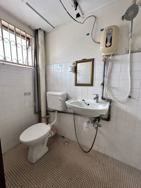 Rumah Teres 2.5 Tingkat untuk Disewa di Taman Sri Sinar (Segambut) - Alison Chiu - Bathroom - PropertyGuru.com.my