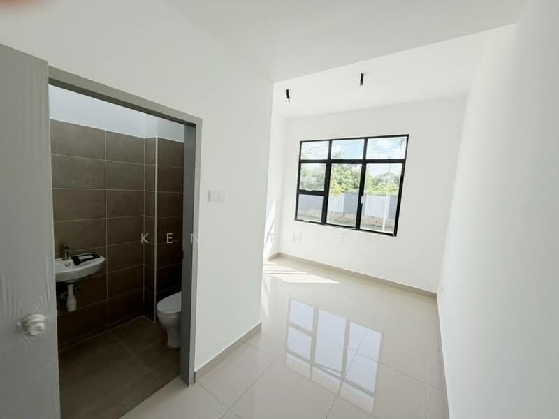 Rumah Teres untuk Dijual di Taman Ponderosa (Johor Bahru) - Kenneth Tan - Bathroom - PropertyGuru.com.my