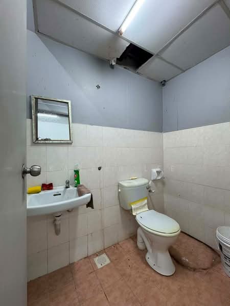 Shop / Office for Rent in Taman Mount Austin (Tebrau) - Kasper Lee - Bathroom - PropertyGuru.com.my