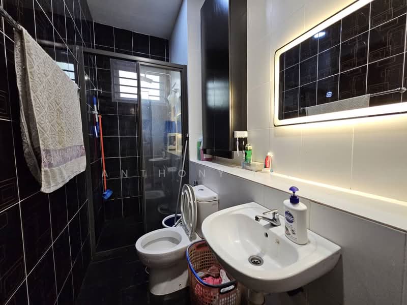 3-storey Terraced House for Sale in Taman Saujana Suria (Kajang) - Anthony Tek - Bathroom - PropertyGuru.com.my