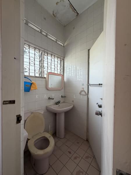Rumah Banglo untuk Dijual di Seksyen 17 (Petaling Jaya) - Kate Lim - Bathroom - PropertyGuru.com.my