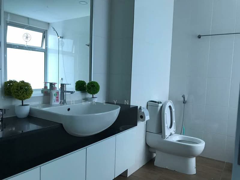 Kondominium untuk Dijual di The Latitude Condominium - Zherlynn Ho - Bathroom - PropertyGuru.com.my