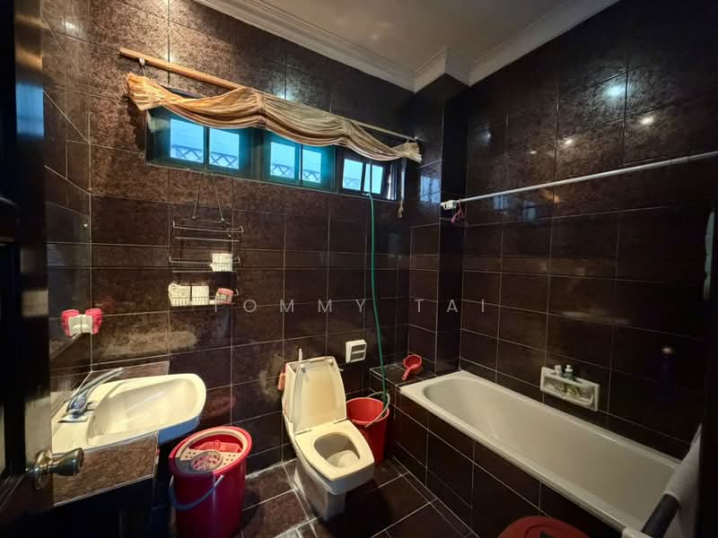 Rumah Berkembar untuk Dijual di Taman Pelangi (Johor Bahru) - Tommy Tai - Bathroom - PropertyGuru.com.my