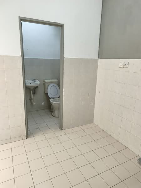 Apartment for Rent at Pangsapuri Lagoon Perdana - Eadie Paw - Bathroom - PropertyGuru.com.my