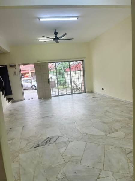 Rumah Teres untuk Dijual di Taman Tun Perak (Rawang) - May Liong - Living Room - PropertyGuru.com.my