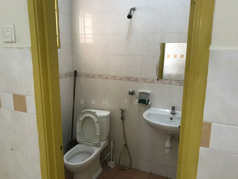 Rumah Teres 2 Tingkat untuk Dijual di Taman Usahawan (Kepong) - Sam Tan - Bathroom - PropertyGuru.com.my