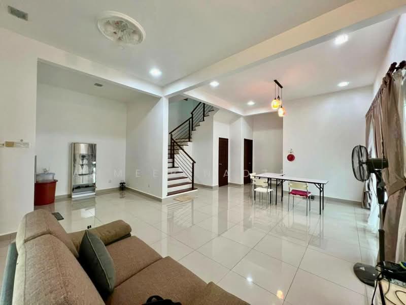 Rumah Berkembar untuk Dijual di Bandar Tasik Kesuma (Beranang) - Ammeer Nadzrai - Living Room - PropertyGuru.com.my