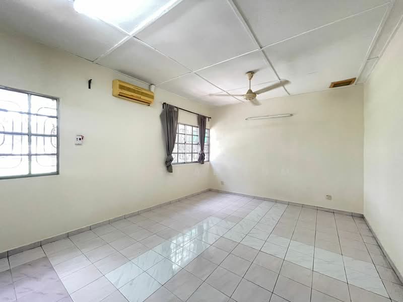 Rumah Teres 3 Tingkat untuk Disewa di Taman Daya (Kepong) - Crystal Lum - Living Room - PropertyGuru.com.my
