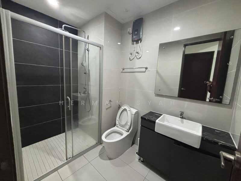 Kondominium untuk Disewa di Royal Strand @ Country Garden Danga Bay - Herman Syah - Bathroom - PropertyGuru.com.my